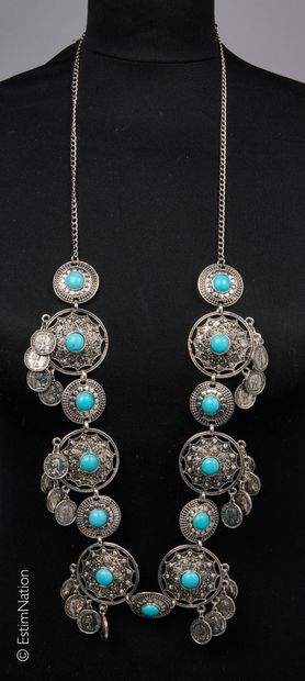 COLLIER 
Very long metal necklace composed...