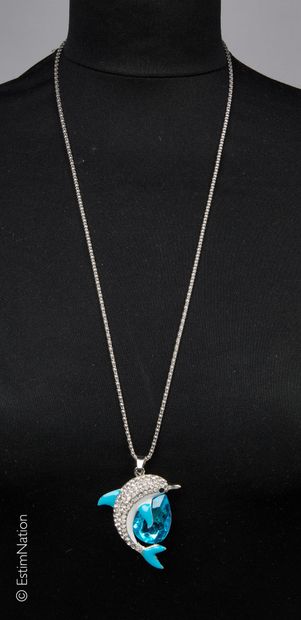COLLIER. DANS UN ECRIN 
Sautoir en métal...