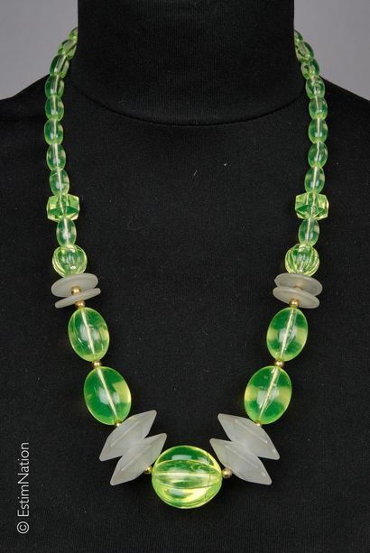 Collier composé de perles en résine vertes...