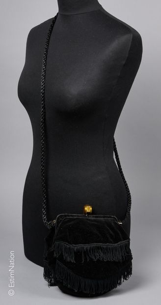 ANONYME CIRCA 1940
MINAUDIERE in black velvet...