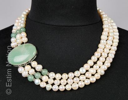 Collier à trois rangs de perles d'eau douce....