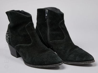ASH
PAIRE DE BOTTINES en porc velours noir...