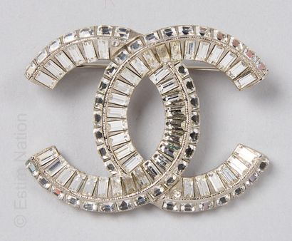 CHANEL (2022)
IMPORTANTE BROCHE CC en métal...