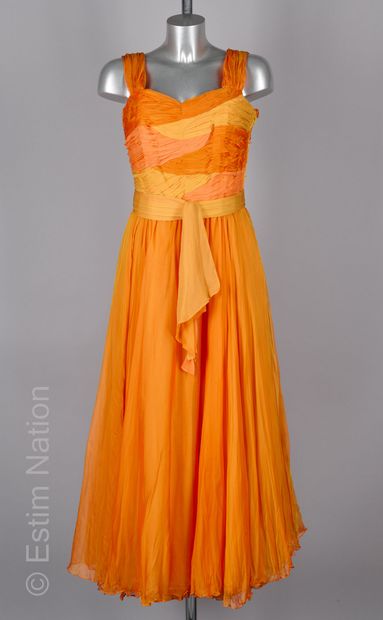 ANONYME CIRCA 1960
ROBE en mousseline de...