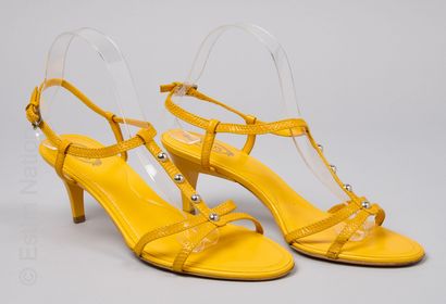 TOD'S
PAIRE DE SANDALES en cuir tournesol...