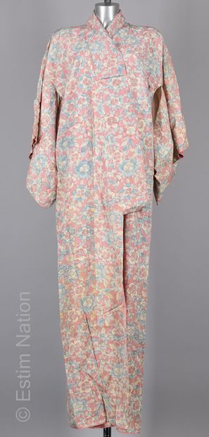 ANONYME CIRCA 1950
KIMONO en soie imprimé...