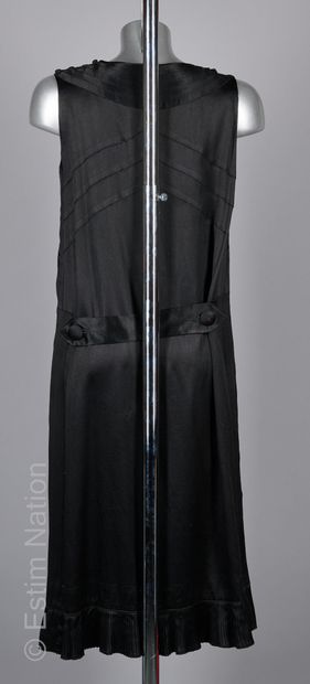ANONYME CIRCA 1930
ROBE en crêpe et satin...