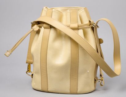 LANCEL
SAC seau et sa pochette en cuir beige...