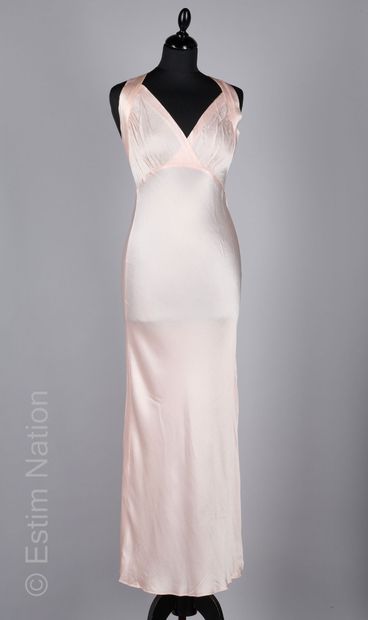 ANONYME CIRCA 1950
ROBE en soie bleu glacier...