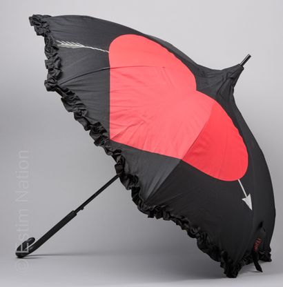 FERRE
PARAPLUIE en nylon noir orné d'un coeur...
