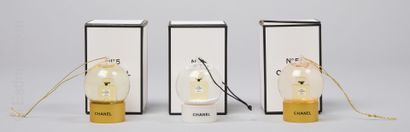 CHANEL PARFUMS
SET DE TROIS BOULES DE SAPIN...