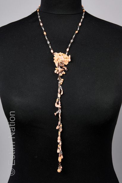 Collier cravate en métal patiné composé de...
