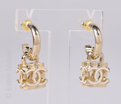 CHANEL (COLLECTION AUTOMNE HIVER 2022)
PAIRE...