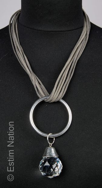 Collier composé de huit rangs de cordons...