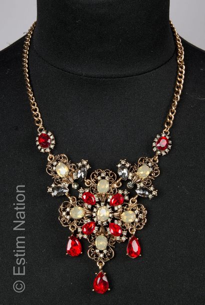 COLLIER STYLE ANCIEN
Collier en métal présentant...