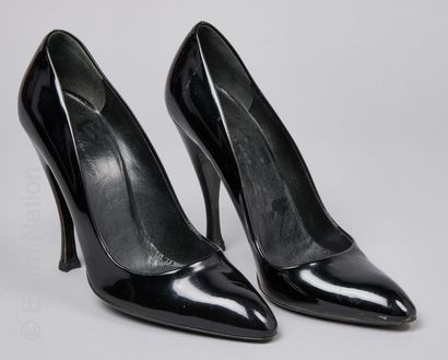 BALENCIAGA
PAIRE D'ESCARPINS en veau glacé...