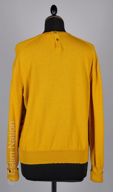 HERMES PARIS
SWEATER en laine safran, devant...