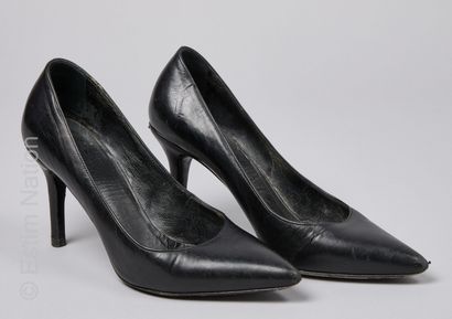 SAINT LAURENT
PAIRE D'ESCARPINS en cuir noir...