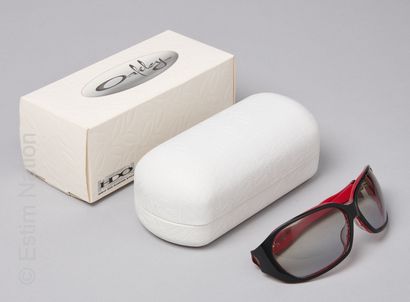 OAKLEY
PAIRE DE LUNETTES DE SOLEIL galbées...