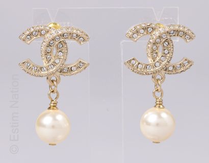 CHANEL (2023)
PAIRE DE CLOUS D'OREILLES CC...