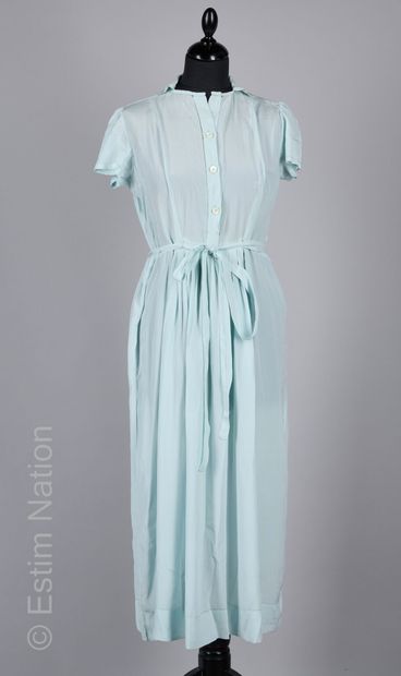 ANONYME CIRCA 1950
ROBE en soie bleu glacier...