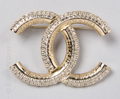 CHANEL (AUTOMNE HIVER 2022)
BROCHE CC en...