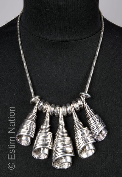 Collier ras du cou en métal composé d'une...