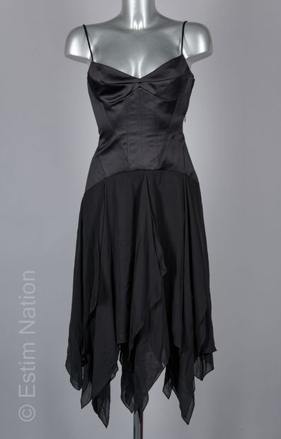 BCBG MAX AZRIA
ROBE composée d'un effet de...