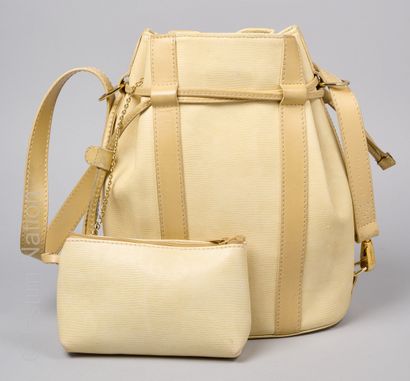 LANCEL
SAC seau et sa pochette en cuir beige...
