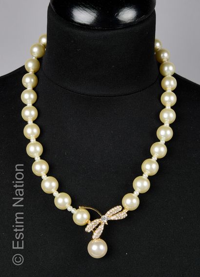 Collier composé de grosses perles fantaisie...