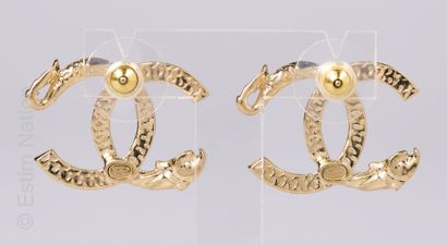 CHANEL (2023)
PAIRE DE CLOUS D'OREILLES CC...