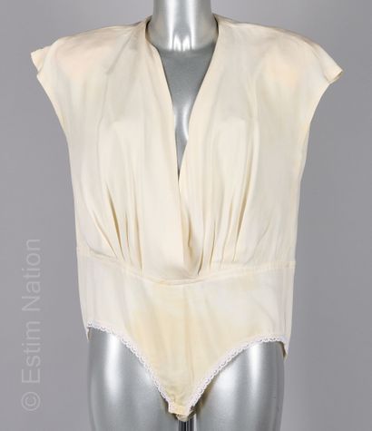 DKNY
DEUX CORSAGES bodys en soie : le premier...