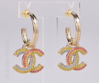 CHANEL (2023)
PAIRE DE CREOLES en métal doré...
