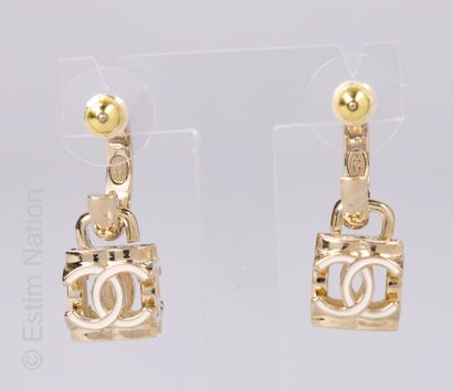 CHANEL (COLLECTION AUTOMNE HIVER 2022)
PAIRE...