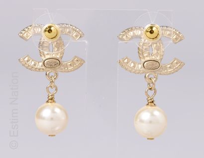 CHANEL (2023)
PAIRE DE CLOUS D'OREILLES CC...