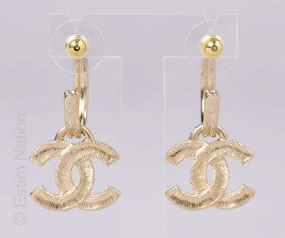 CHANEL (2023)
PAIRE DE CREOLES en métal doré...
