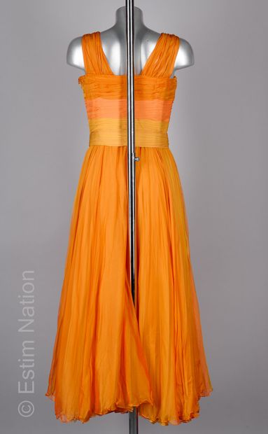 ANONYME CIRCA 1960
ROBE en mousseline de...