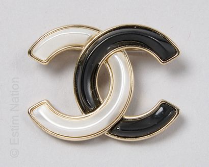 CHANEL (2023)
BROCHE CC en métal doré et...