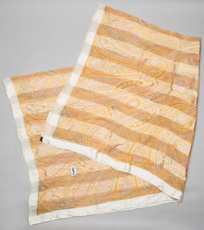 YVES SAINT LAURENT FOULARDS
GRAND CARRE en...