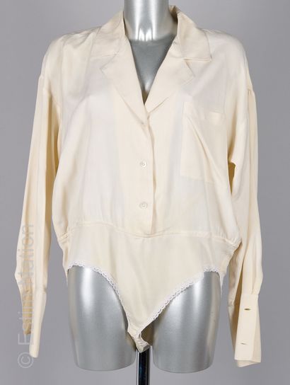 DKNY
DEUX CORSAGES bodys en soie : le premier...