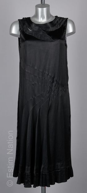 ANONYME CIRCA 1930
ROBE en crêpe et satin...