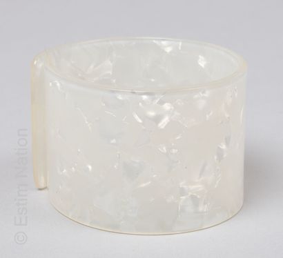 Bracelet manchette ouvert en bakélite blanche...