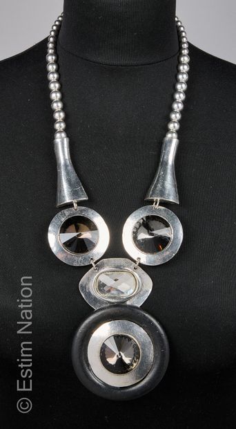 SAUTOIR VINTAGE 
Long et important collier...
