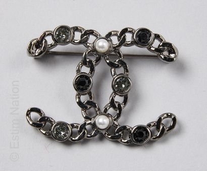 CHANEL
BROCHE CC en métal noirci figurant...