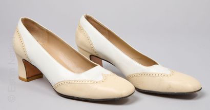 SALVATORE FERRAGAMO
PAIRE D'ESCARPINS en...