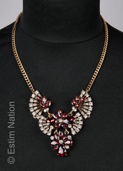 Collier composé d'une chaine à maille gourmette...