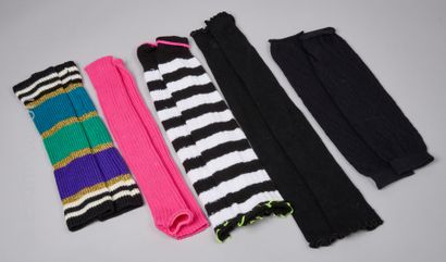 ANONYME
CINQ PAIRES DE MANCHES en tricot...