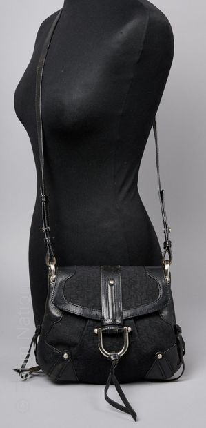 DKNY
PETIT SAC en toile siglée et cuir noir,...
