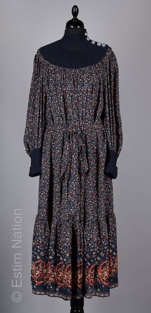 CHLOE
ROBE en soie marine imprimée de fleurettes,...