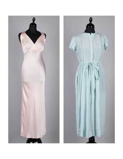 ANONYME CIRCA 1950
ROBE en soie bleu glacier...